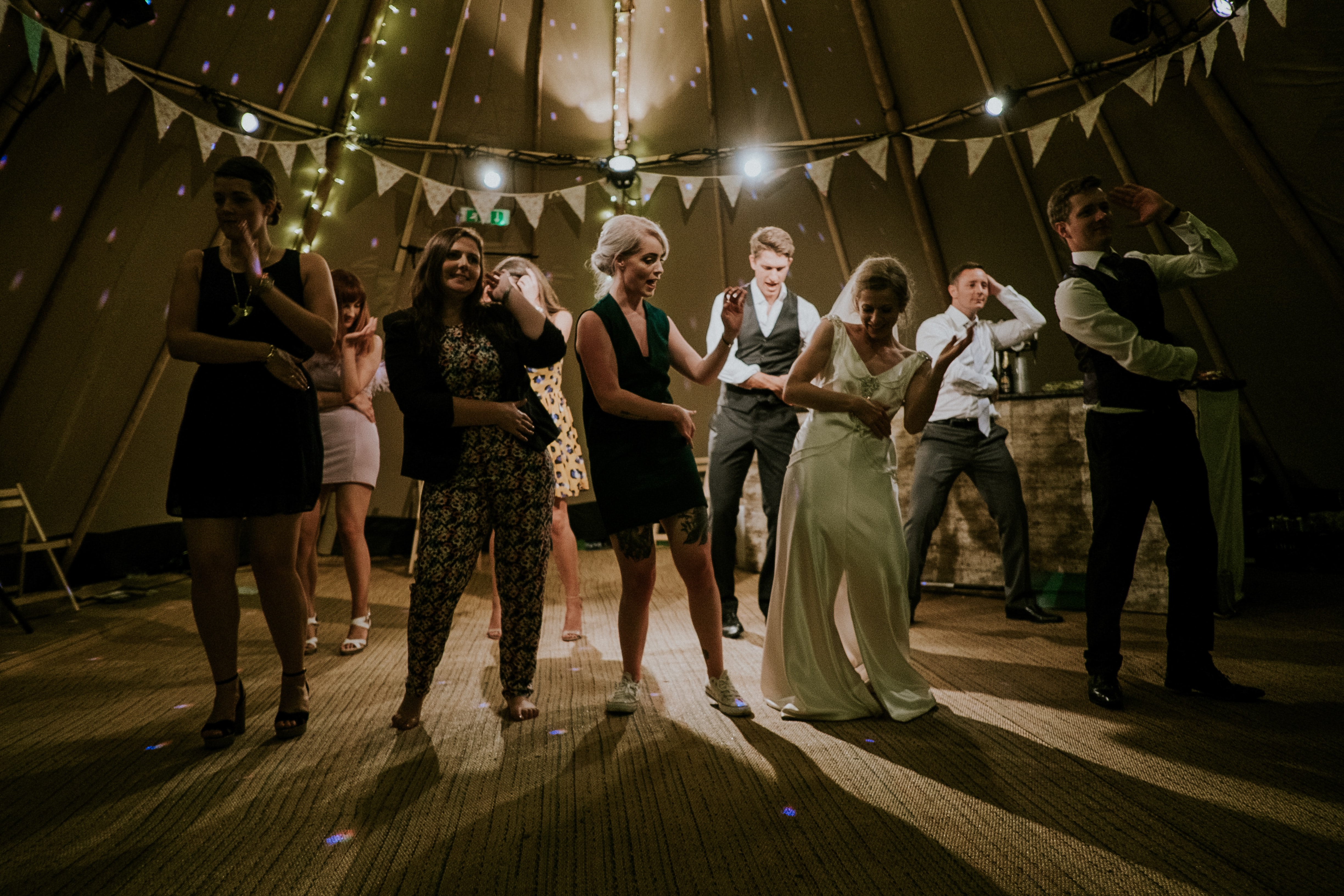 goście tańczą na weselu