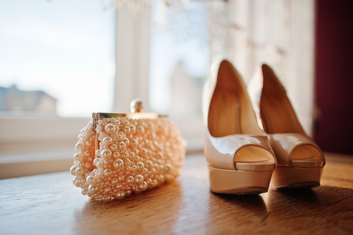 cream bridal shoes and handbag