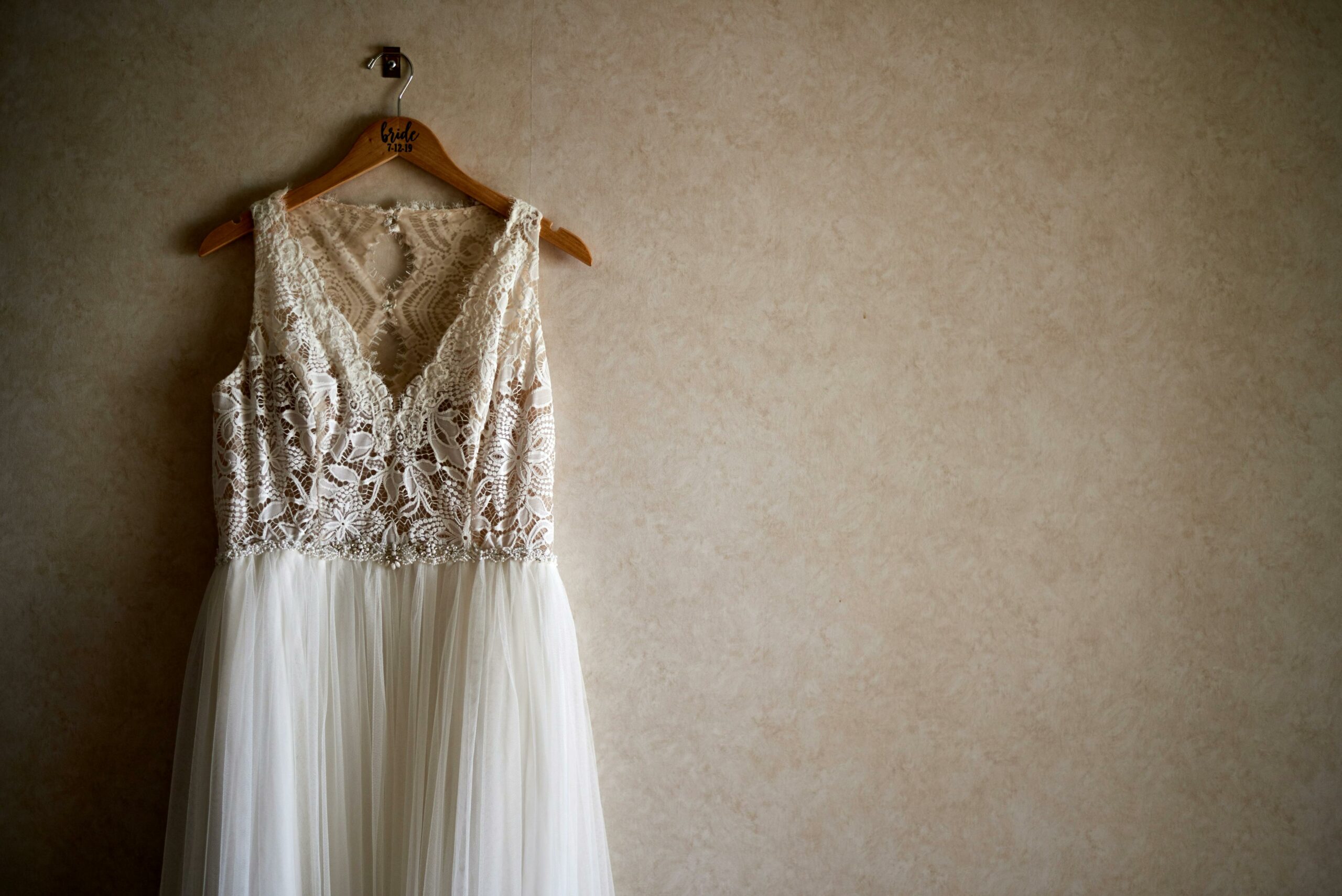 używana suknia ślubna na wieszaku