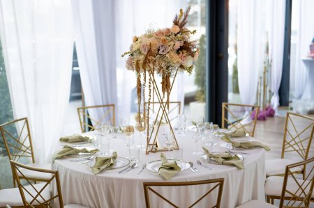 Kameralny ślub w sercu Warszawy — 10 pomysłów na aranżację małej sali weselnej