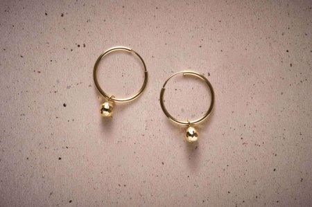 Małe złote kółka – biżuteria na co dzień