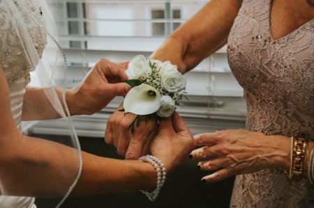Sukienki dla mamy na wesele – jakie wybrać?