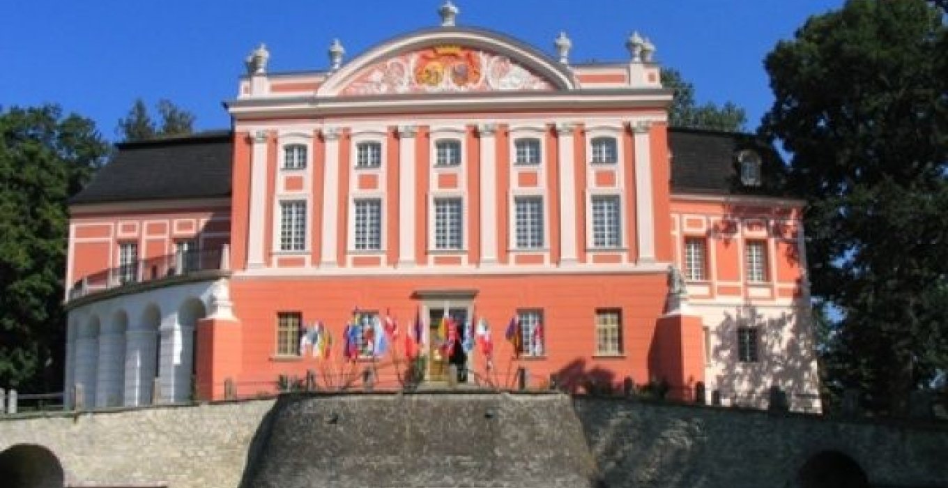 Pałac w Kurozwękach - zdjęcie 1 