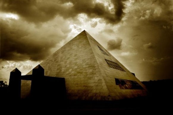 Piramida Horusa - sale weselne Poźrzadło 