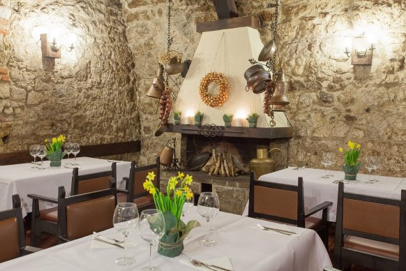 Piwnica pod kominkiem - sale weselne Kraków 